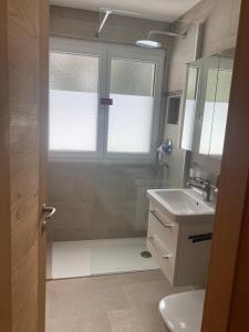 Et badeværelse på Ferienwohnung Haus Ginseng + 21 billeder