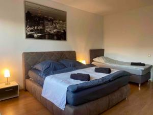 um quarto com 2 camas e um sofá em TOP Apartment für bis zu 4 Personen em Bad Oeynhausen