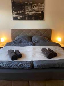 uma cama com três almofadas em cima em TOP Apartment für bis zu 4 Personen em Bad Oeynhausen