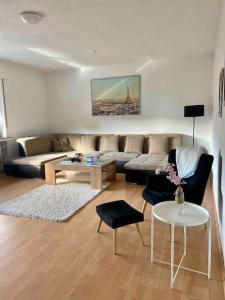 uma sala de estar com um sofá e uma mesa em TOP Apartment für bis zu 4 Personen em Bad Oeynhausen