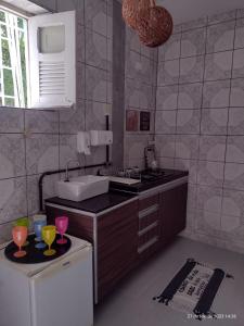 uma cozinha com um lavatório e uma bancada em Apt's Sitio Do Carmo em Olinda
