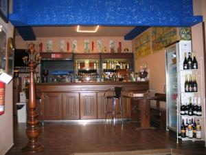un bar con techo azul en una habitación en Hotel Bed & Breakfast Minu' en Paravati