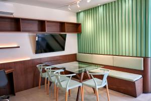 ein Esszimmer mit Glastisch und Stühlen in der Unterkunft Monoambiente CasArte Takubamba in Santa Cruz de la Sierra