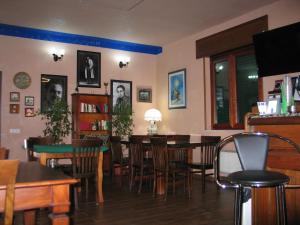 - une salle à manger avec une table et des chaises dans l'établissement Hotel Bed & Breakfast Minu', à Paravati