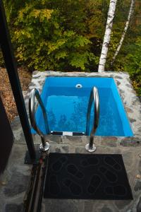 einen Pool mit zwei Metallgriffen auf einer Terrasse in der Unterkunft Hygge House in Vyshka