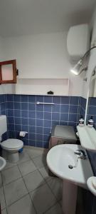 a bathroom with a sink and a toilet at Ca' Greta - Big apartment close Estoril beach in Sal Rei
