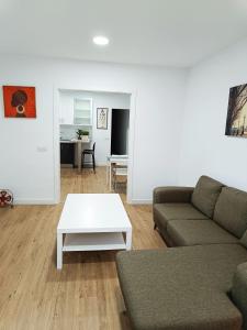 a living room with a couch and a table at Apartamento Meraki in Santa Cruz de Tenerife