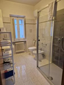 uma casa de banho com uma cabina de duche em vidro e um WC. em Residenze Macerelli em Roccaraso