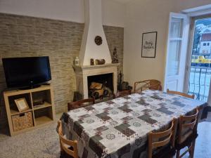 une salle à manger avec une table et une télévision dans l'établissement Residenze Macerelli, à Roccaraso