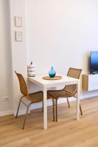 una mesa blanca y 2 sillas en una habitación en Politecnico Bovisa university apartment en Milán
