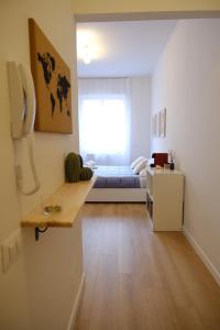 una sala de estar con una cama en una habitación en Politecnico Bovisa university apartment, en Milán