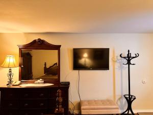 TV a/nebo společenská místnost v ubytování Fundy Line Motel