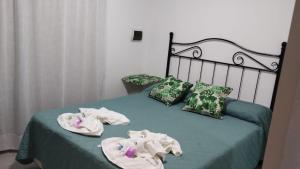 a bed with towels and pillows on it at Naturaleza Termal in Chajarí +61 photos