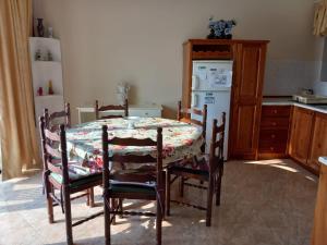 Cuina o zona de cuina de Spacious apartment in Marsalforn, Gozo
