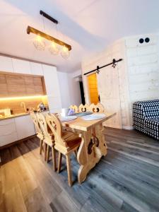 cocina con mesa de madera y sillas en 2 bedrooms appartement with enclosed garden and wifi at Koscielisko, en Kościelisko