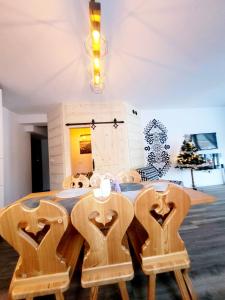 comedor con mesa y 4 sillas en 2 bedrooms appartement with enclosed garden and wifi at Koscielisko, en Kościelisko