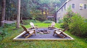 Zahrada ubytování Secluded Streamside Home with Hot Tub