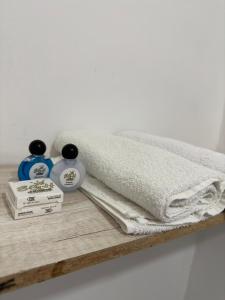 a towel and two vases on a wooden shelf at SGH Castillo Aqua in Santa Marta