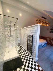 bagno con doccia e pavimento a scacchi di Luxurious & Tranquil staycation - w/ Hot Tub! a Burneside