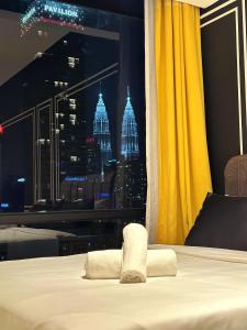ein Hotelzimmer mit einem Bett und Stadtblick in der Unterkunft Axon Residence By Perkasa Suites in Kuala Lumpur