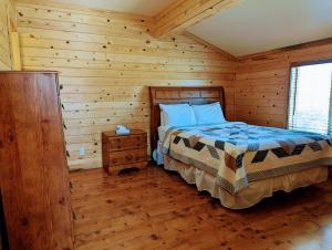 a bedroom with a bed in a log cabin at Kingman KOA in Kingman +34 photos