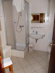 a bathroom with a shower and a sink at Finnhäuser am Vogelpark - Haus Anke in Marlow