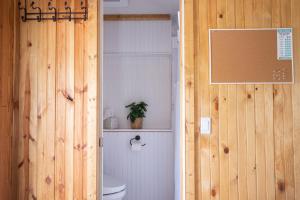 ein Bad mit WC und ein Schild an der Wand in der Unterkunft Corner Casa (w Bikes!) Beach Home (3bd/2ba) in Jacksonville Beach + 29 Fotos