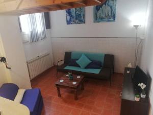 een woonkamer met een bank en een tafel bij GRH Tarraco - city center in Tarragona