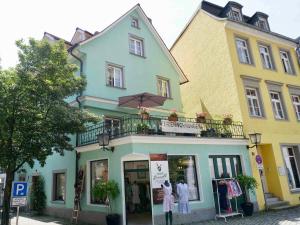 a building with a balcony on top of it at Ferienapartment Eva - gemütlich und zentral auf der historischen Insel Lindau in Lindau