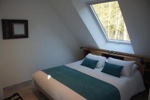una camera da letto con un grande letto e una finestra di Logis Saponine Chambres d'Hôtes au calme en Touraine a Savonnières
