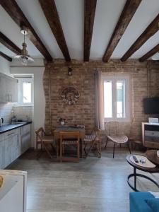 cocina con mesa y sillas en una habitación en Casa Collage en Corfú