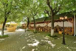um parque com um pavilhão com árvores e uma luz de rua em Hotel Traube em Mediaş