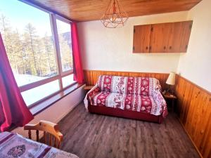 1 dormitorio con cama y ventana en PELVOUX II - VARS LES CLAUX, en Vars