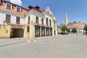 梅迪亚什特劳伯酒店的一座有钟楼城里一条空的街道