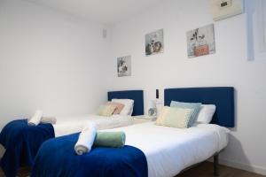 2 camas en una habitación de color azul y blanco en Luna dreams, en Peñíscola