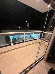 - un balcon sur un bateau dans l'établissement Casa completa com piscina, 