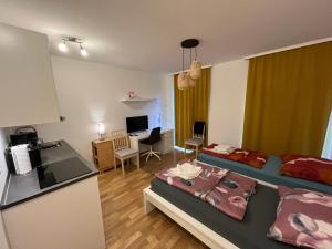 um pequeno quarto com 2 camas e uma cozinha em New Business Apartment Nr.21 em Dresden