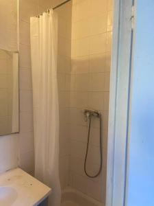 a bathroom with a shower with a shower curtain at Appartement Croix rousse 69004 in Lyon