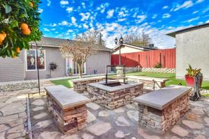 a backyard with a fire pit and benches at Wine Country Retreat in Paso Robles