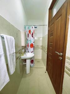 W łazience znajduje się toaleta, umywalka i prysznic. w obiekcie Riri Country Living Isinya w mieście Kitengela 