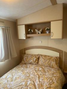 Katil atau katil-katil dalam bilik di Sand Le Mere - 8 Berth, 3 Bed Caravan