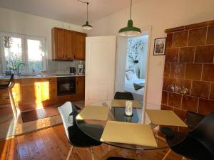 cocina y comedor con mesa y sillas en NOER apartman en Vecsés