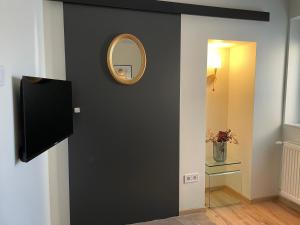 Televiisor ja/või meelelahutuskeskus majutusasutuses NOER apartman