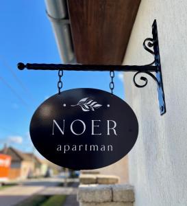 Majutusasutuses NOER apartman olev sertifikaat, autasu, silt või muu dokument