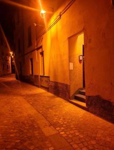 uma rua vazia à noite com uma porta e escadas em SUITE CARAVAGGIO em Albavilla