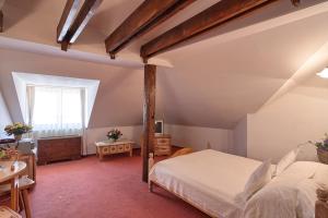 Un pat sau paturi într-o cameră la Hotel Traube
