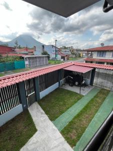 vistas a un edificio con techo rojo en Alojamientos N&S en Fortuna