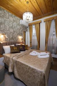 Un pat sau paturi într-o cameră la Royal Gur Hotel