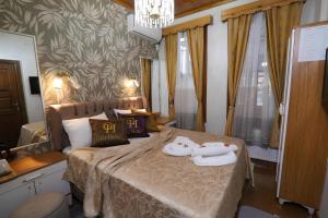1 dormitorio con 2 toallas en una cama en Royal Gur Hotel, en Estambul
