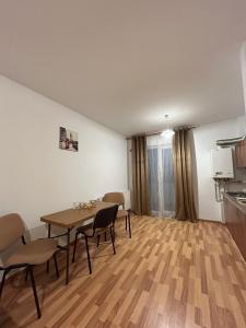 un comedor con mesa y sillas en una habitación en Pitters Home Two, en Sibiu